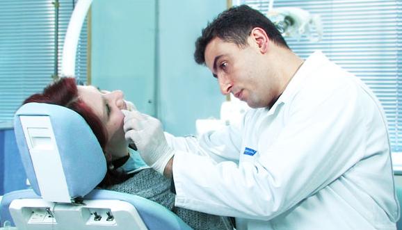 Prótesis e implantes dentales