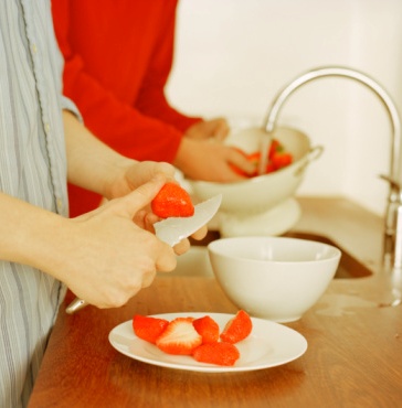 Lavar las frutas antes de consumirlas es importante para prevenir las enfermedades.